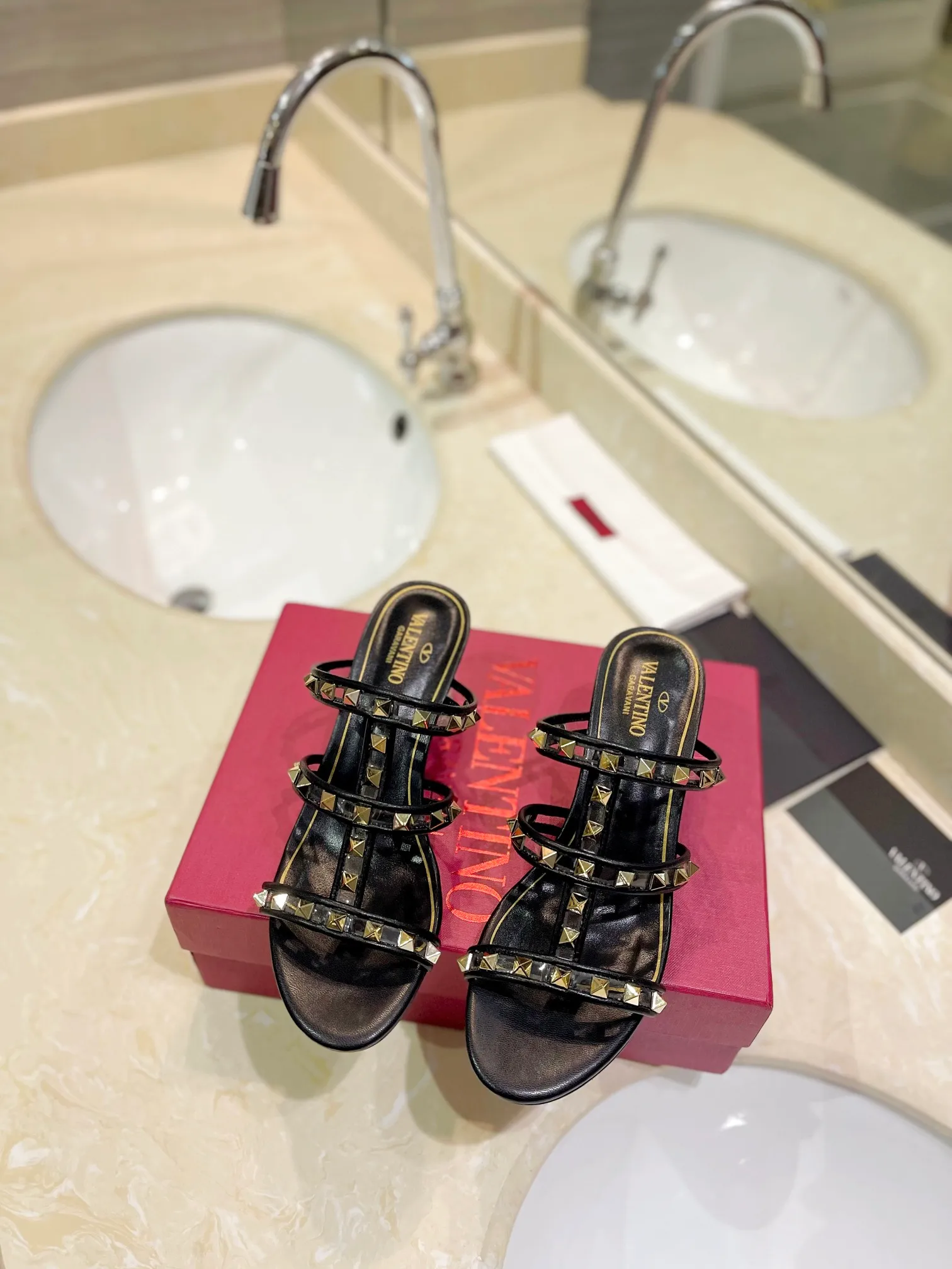 👟👟Ex-factory price 500👟👟 𝑉𝐴𝐿𝐸𝑁𝑇𝐼𝑁𝑂 Valentino ♡ͥ | ²º²⁴💫Purchasing agent level🔍Same color The classic king-shaped slippers with crystal heels are also so beautiful The particularly high-quality hardware brings out a full sense of high-end. After putting it on your feet, you will be stunned and look super slim! The new season lives up to expectations! Worth buying ★Imported cowhide is absolutely high-grade ❥Original method is absolutely sensual ❥Elegant style creates a different feeling🙈 Simple temperament style!  ♡ show bdetails ———————————— ⊿▸: Size｜35-40 (customized at 40.41.42) ⊿▸: Material｜Imported sheepskin + Pvc ⊿▸: Material | Padded sheepskin ⊿▸: Material | Italian🇮🇹 genuine leather outsole ⊿▸: Heel height｜6cm